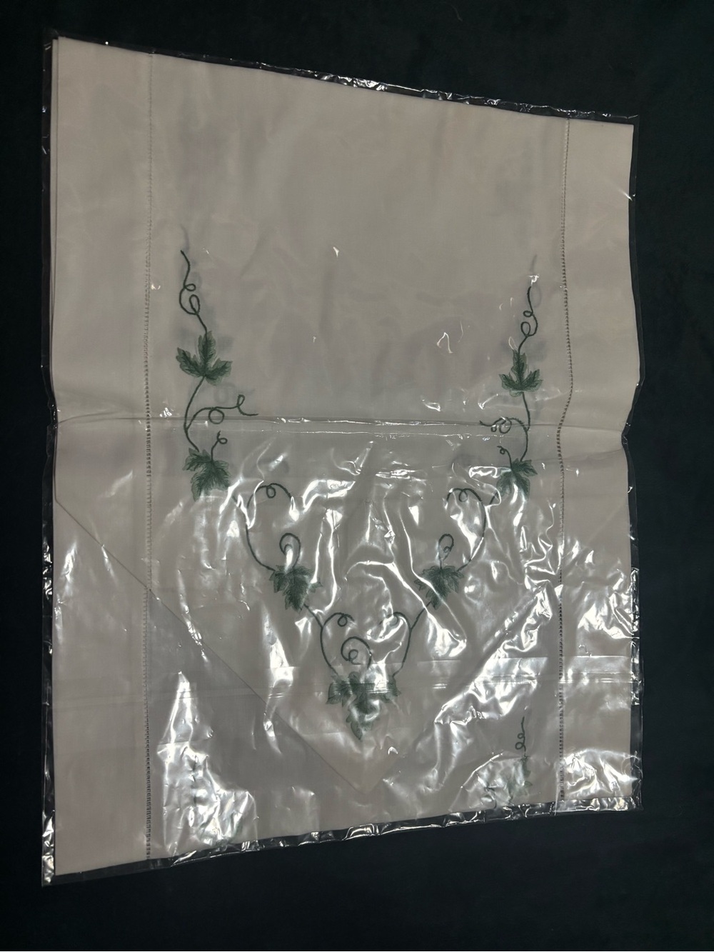 NWOT Embroidered 11.5“ X 56” White Linen Table Runner with Green Vine Motif